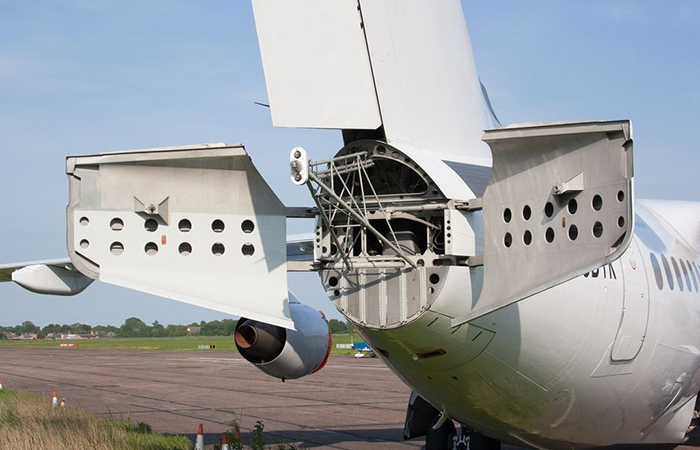 Воздушные тормоза издают оглушительный хлопок.