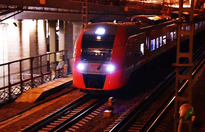 Современный поезд с современной оптикой.