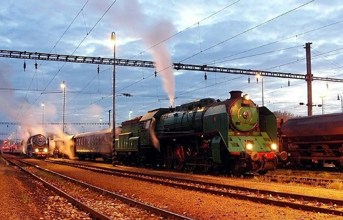 Поезда гудели раньше и гудят сейчас Поезда гудели раньше и гудят сейчас