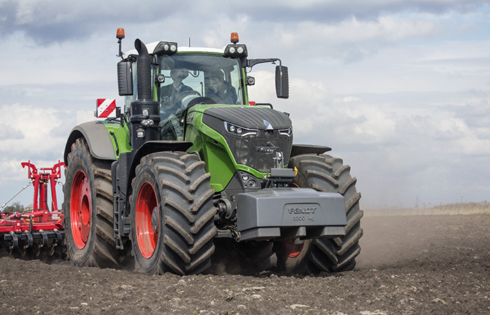 Трактор Fendt 1050 - 12,4 литра, 517 лошадей, при 1000–1500 об/мин — 2400 Нм.