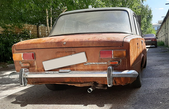 Большая часть машин быстро ржавела. Большая часть машин быстро ржавела.