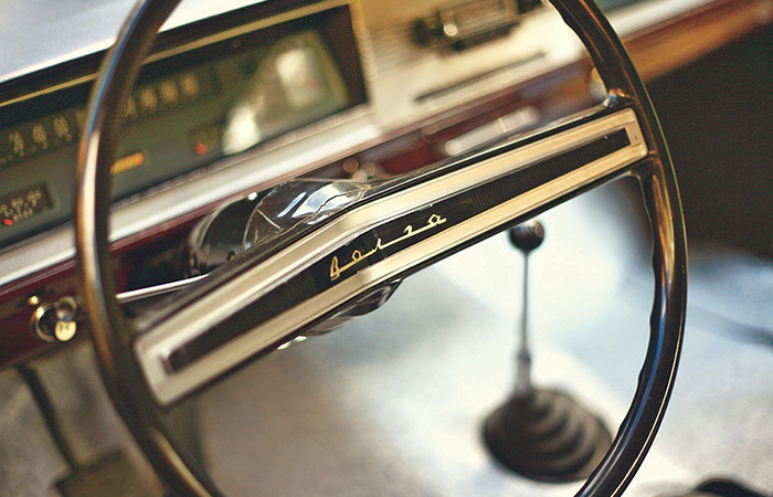 Тонкий обод большого рулевого колеса.