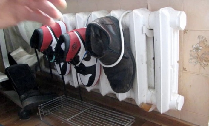 Обувь, высушенная на батарее, быстро приходит в негодность / Фото: ubirai.ru