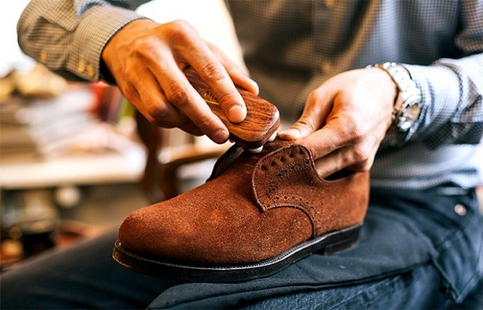 Простые лайфхаки, которые помогут вернуть замшевой обуви лоск, форму и  восстановить цвет