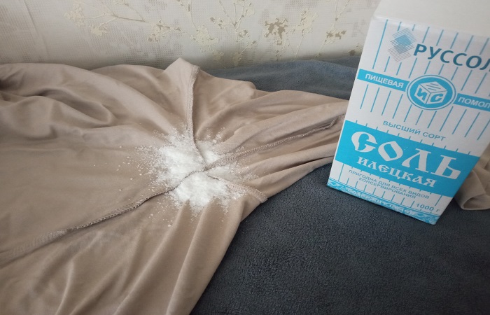 Соль помогает устранить запах пота и следы от дезодоранта с одежды / Фото: novate.ru