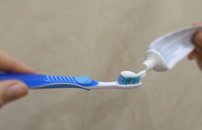Зубная паста эффективно справляется не только с чисткой зубов. / Фото: novate.ru