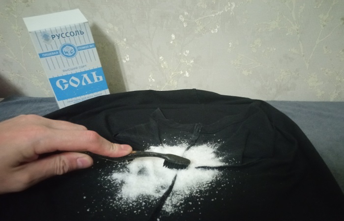 Соль хороша не только для приготовления пищи, но и при выведении пятен от пота / Фото: novate.ru