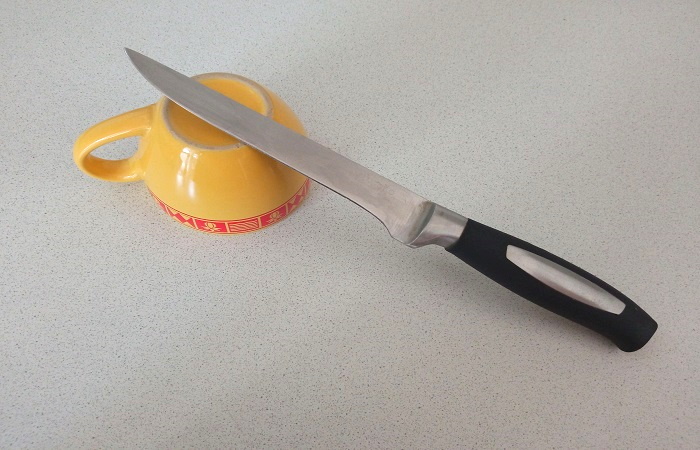 Наточить нож получится и при помощи керамической чашки / Фото: novate.ru