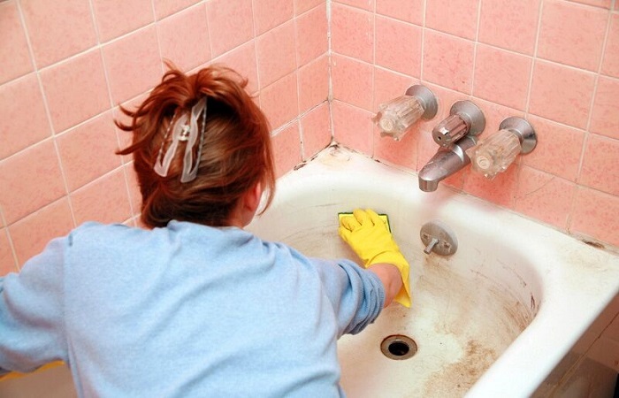 Стойкие загрязнения на поверхности эмалированной ванны не устоят под действием пищевой соды / Фото: sovet-ingenera.com