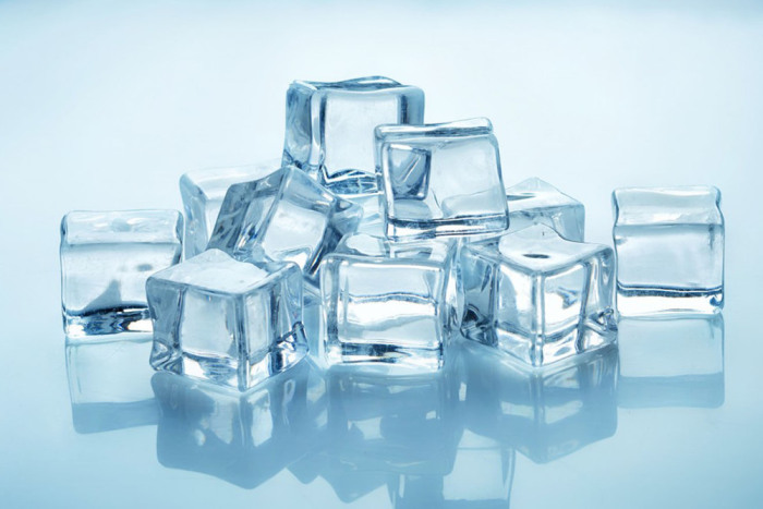 Кубики льда разгладят белье / Фото: pervie.ru