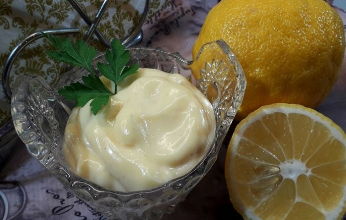 Домашний майонез с добавлением лимонной кислоты или сока лимона полезен и вкусен / Фото: cookpad.com