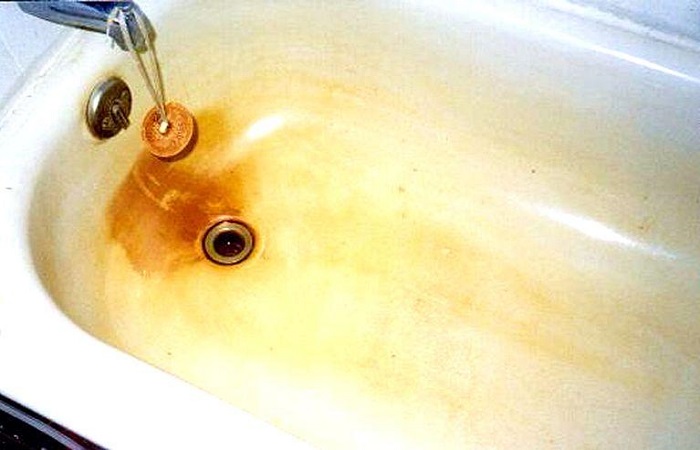 Ржавчину и желтые разводы с поверхности ванны можно убрать нашатырным спиртом и перекисью водорода / Фото: kliningovyj-raj.ru