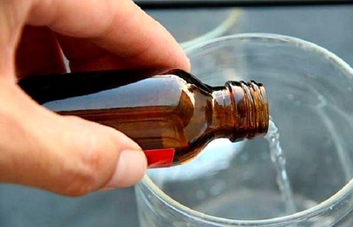 Из нашатырного спирта можно сделать раствор, который помогает очистить плиту от жирного налета / Фото: ndsmi.by 