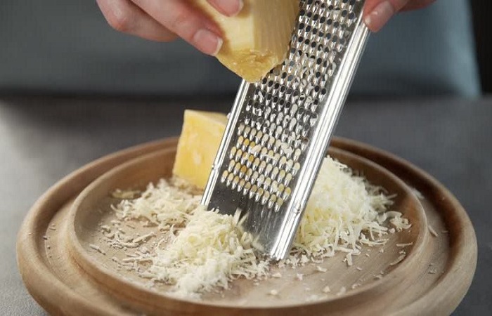 Процесс натирания сыра на терке можно сделать увлекательным / Фото: spicami.ru