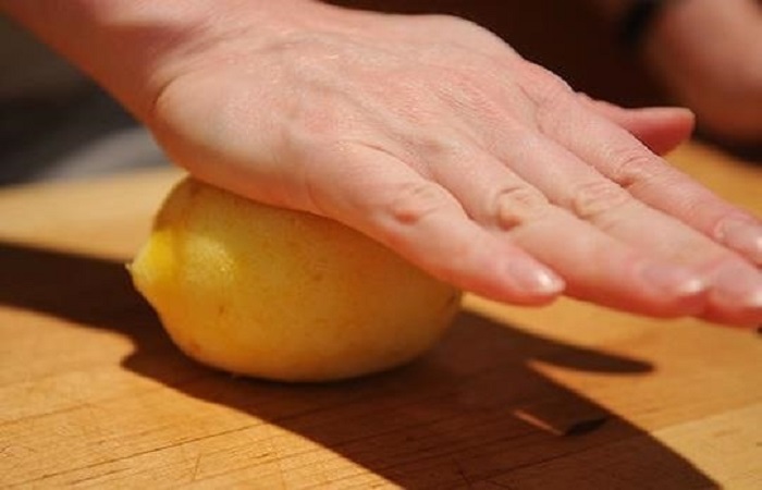 Если с силой покатать лимон по твердой поверхности, то из него получится выжать больше сока / Фото: food-hacks.wonderhowto.com