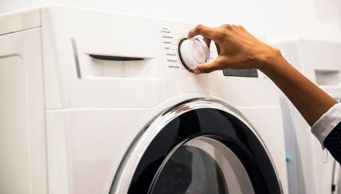 Благодаря современным стиральным машинам для хозяек значительно упростился уход за одеждой/Фото:altpress.com