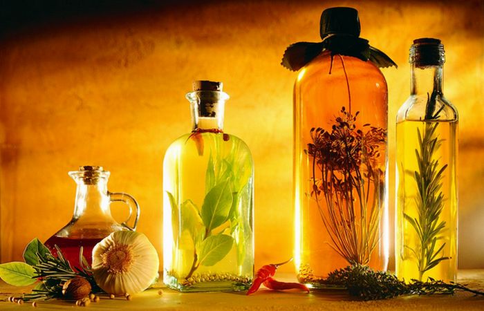 Очень полезное само по себе оливковое масло греки начали ароматизировать веществами, полученными из растений/Фото:zhiteiskiesovety.ru