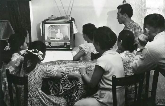 Появление телевизора стало для советских семей большим событием.jpg
