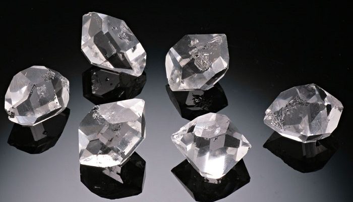 Алмаз и кварц внешне весьма похожи/Фото:mystonemeaning.com