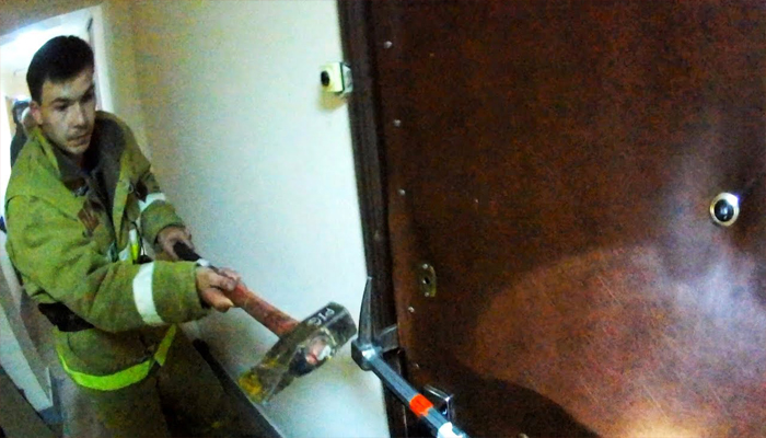 Пожарным и спасателям намного проще извлечь жильцов, если дверь в квартиру открывается вовнутрь/Фото:videokaif.ru