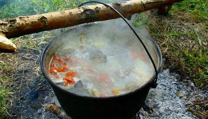 Вкус еды, приготовленной в походном котелке над костром, туристы вспоминали даже после возвращения домой/Фото:master-fishing.com