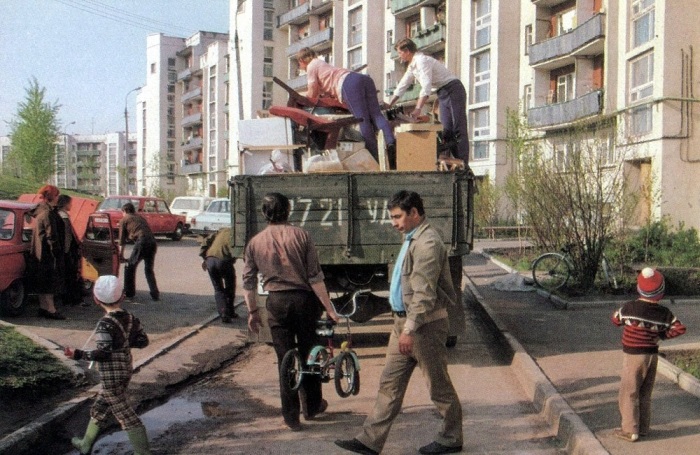 Советские граждане забирали из бывшего жилья абсолютно все вещи, чтобы пользоваться ими уже в новеньких квартирах/Фото:reconomica.ru
