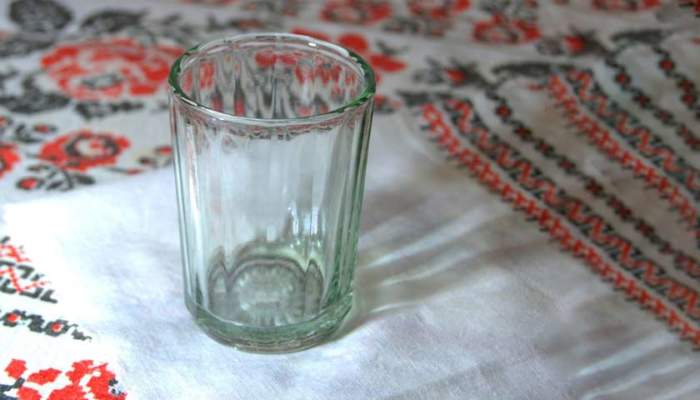 В 1943 году советским руководством была поставлена задача - стране нужны прочные граненые стаканы/Фото:myfunnybar.ru