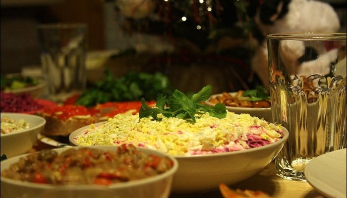 К сожалению, некоторые кулинарные традиции советской эпохи сегодня подзабыты, и на праздничных столах уже нет тех вкусных блюд/Фото:pervouralsk.bezformata.com