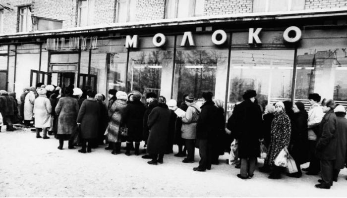 В советской истории известны периоды, когда населению по талонам приходилось брать даже самые необходимые продукты/Фото:tolknews.ru