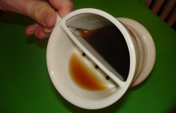 в чашках для усачей были предусмотрены элементы, позволяющие пить чай без ущерба для красоты усов.jpeg