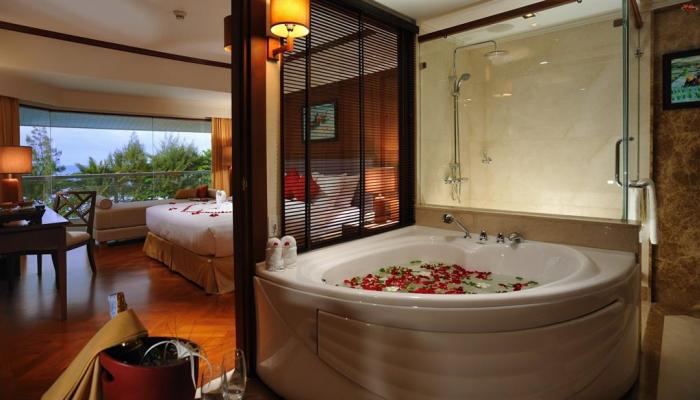 Джакузи начали считать предметом роскоши, а потому богатые люди старались купить для своих особняков такую ванну/фото:cortur.travel