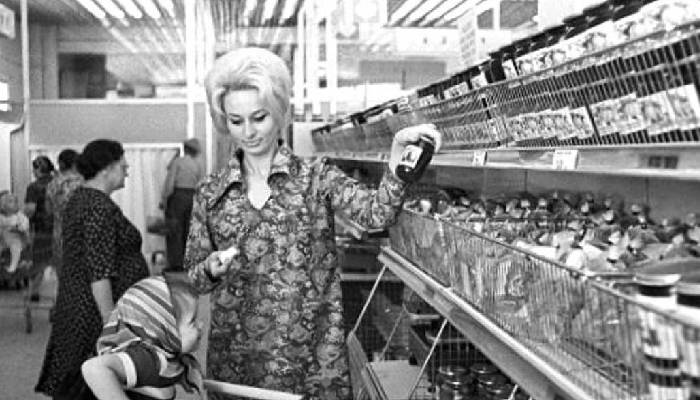 Завозу импортных товаров и отмене карточной системы советские люди смогли порадоваться в годы, когда страной руководил Брежнев/Фото:womensbeauty.club