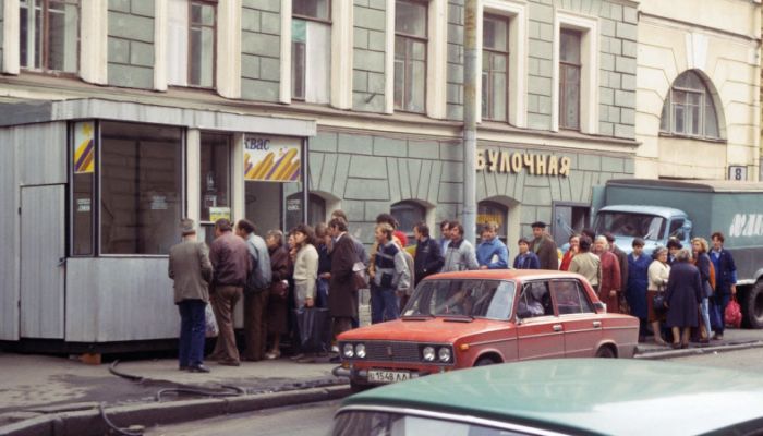 Очереди перед магазинами стали настолько привычным явлением в СССР, что народ начал слагать анекдоты на эту тему/Фото:tolknews.ru