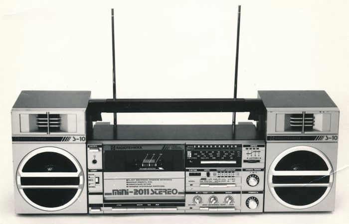 В лихие 90-е во многих семьях вместо радиоприемников советского производства включали новую техинку/фото:radiopagajiba.lv