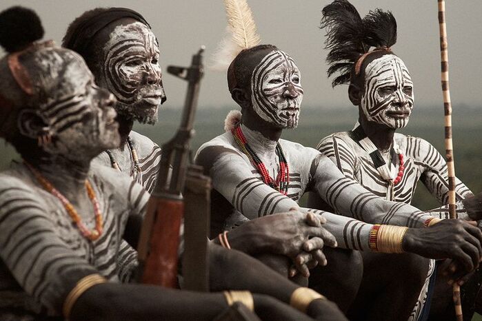В африканских племенах преступника могли вычислить по запаху пота. Вождь танцевал среди подозреваемых, вынюхивая лжеца. / Фото: obshe.net