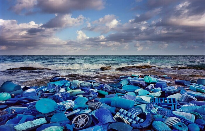 Художник показывает беспокойство за состояние океана, в который ежегодно выбрасывается куча ненужных вещей и отходов из пластика. / Фото: travelask.ru
