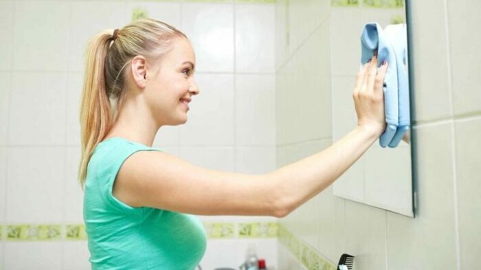 Стекла и зеркала нужно мыть сверху вниз. / Фото: openoblokah.ru