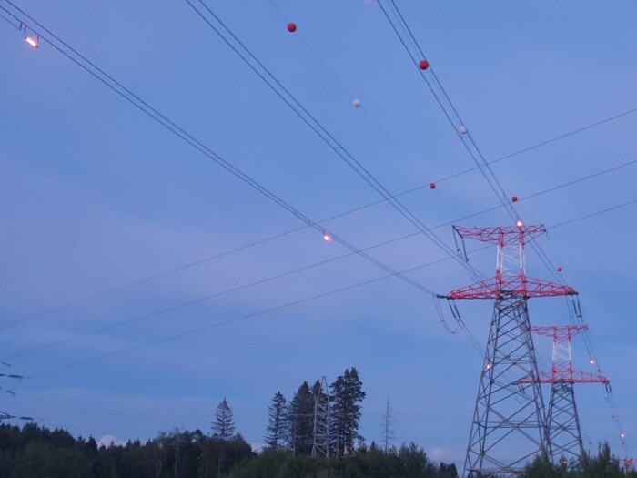  В вечернее время шары уже не так очевидно бросаются в глаза, их сменяют фонари / Фото: krk.spb.ru
