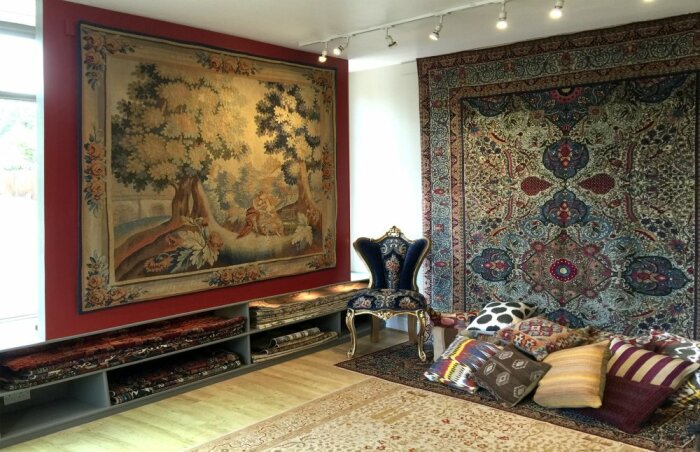  Настенный ковёр и персидские подушки / Фото: bogatyr.club