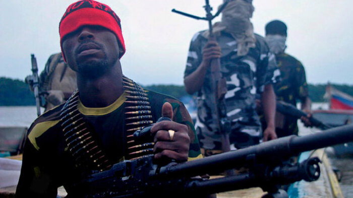  Сомалийские пираты нередко обладают ошеломляющим количеством оружия, которое они раздобыли на суше / Фото: www.vesti.ru