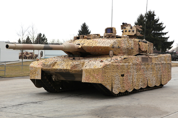  Камуфляж танка «Леопард» усиливает сходство с затаившимся в саванне хищником / Фото: 1zoom.ru