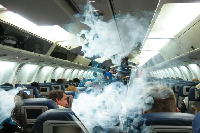  Курение в самолёте создавало едкие паровые завесы и массу неудобств / Фото: life.ru