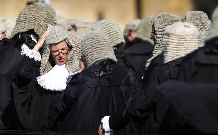  Традиции ношения париков в среде английский судей никто не отменял / Фото: rbc.ru