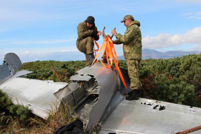  Обломки самолёта готовят к транспортировке с помощью вертолёта / Фото: kamtoday.ru
