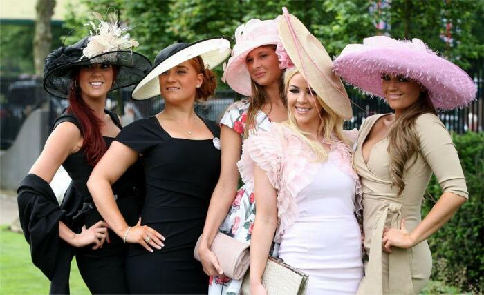  Женщины приходят на скачки в Англии в шляпах в знак традиции / Фото: travelcalendar.ru