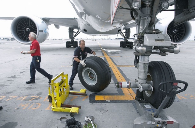  Замена шин на колёсах самолёта / Фото: aviav.ru