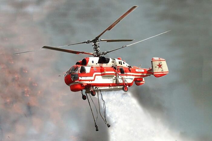  Вертолёт тушит пожар / Фото: www.aex.ru