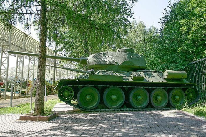  Танк Т-34-85 с цилиндрами сзади / Фото: victorymuseum.ru