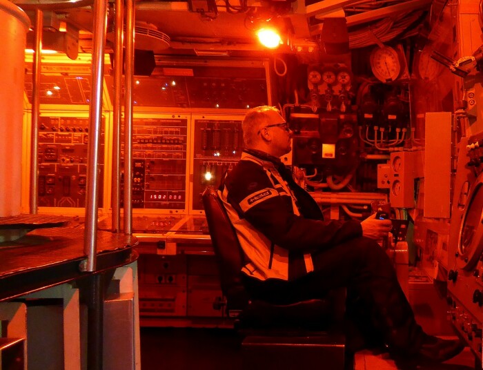  Красный свет заполняет пространство лодки, а особенно ярко горит в капитанской рубке / Фото: motoviajeros.e