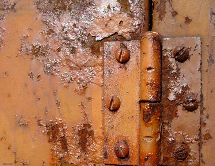  Железные двери подвержены коррозии / Фото: o-dveryah.ru